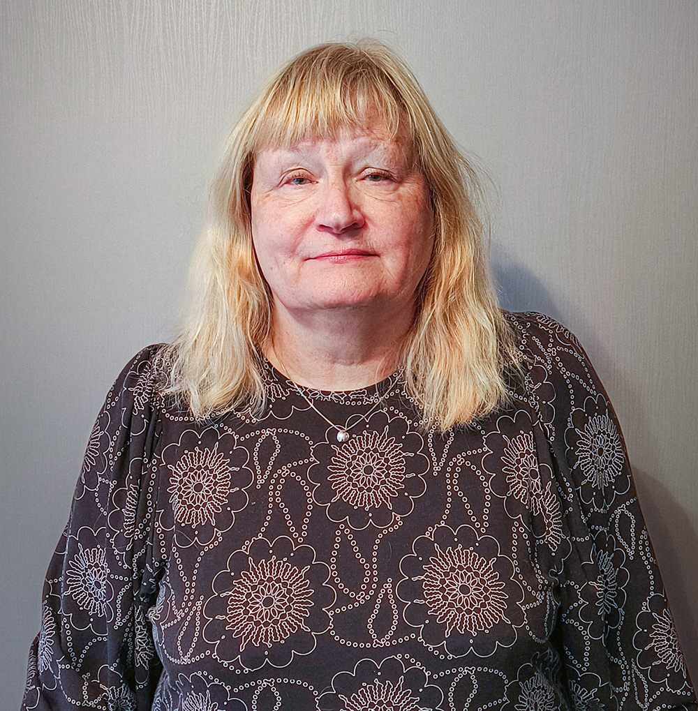 Vuokko Kytöniemi aloitti yrittäjäkoulutuksen kahden eläkekuukauden jälkeen. Vaaleahiuksinen nainen katsoo hymyillen kameraan.